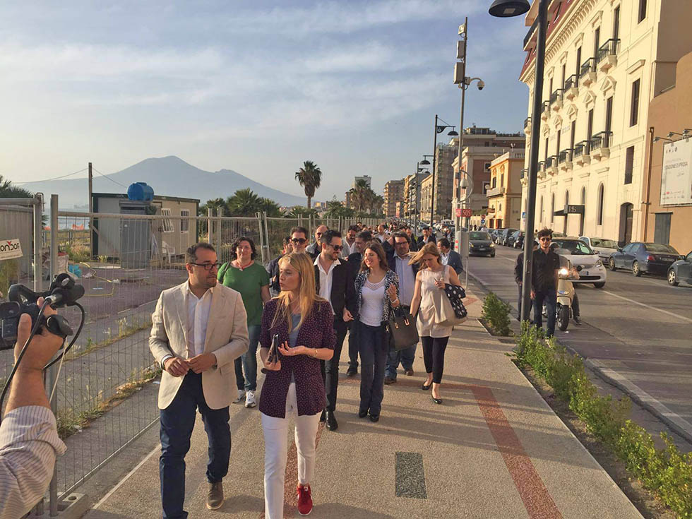 Barbara Matera passeggia con Gaetano CImmino a Castellammare