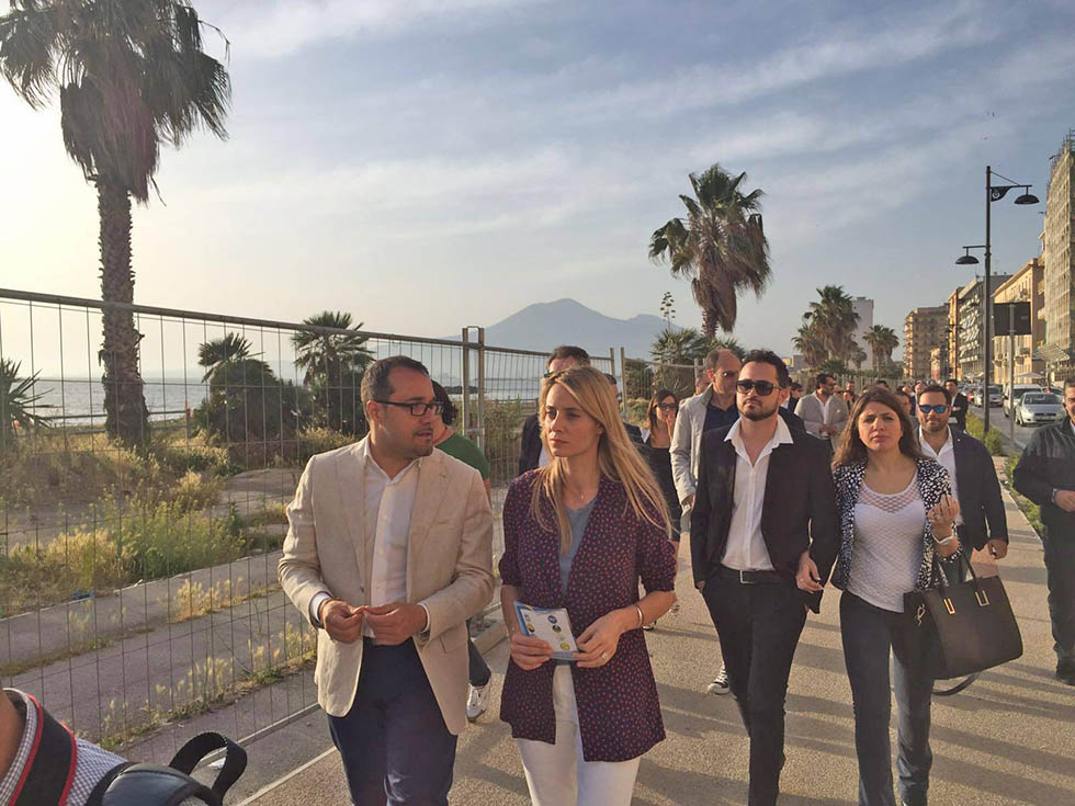 Barbara Matera passeggia con Gaetano CImmino villa comunale